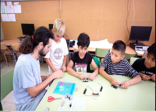 Quince barrios de Barcelona ofrecen extraescolares gratuitas Actividades artísticas y científicas después del horario escolar