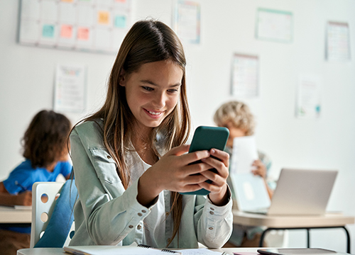 ¿Ha empezado el apagón digital en la escuela? Inglaterra prohíbe los móviles dentro de la escuela a partir de hoy